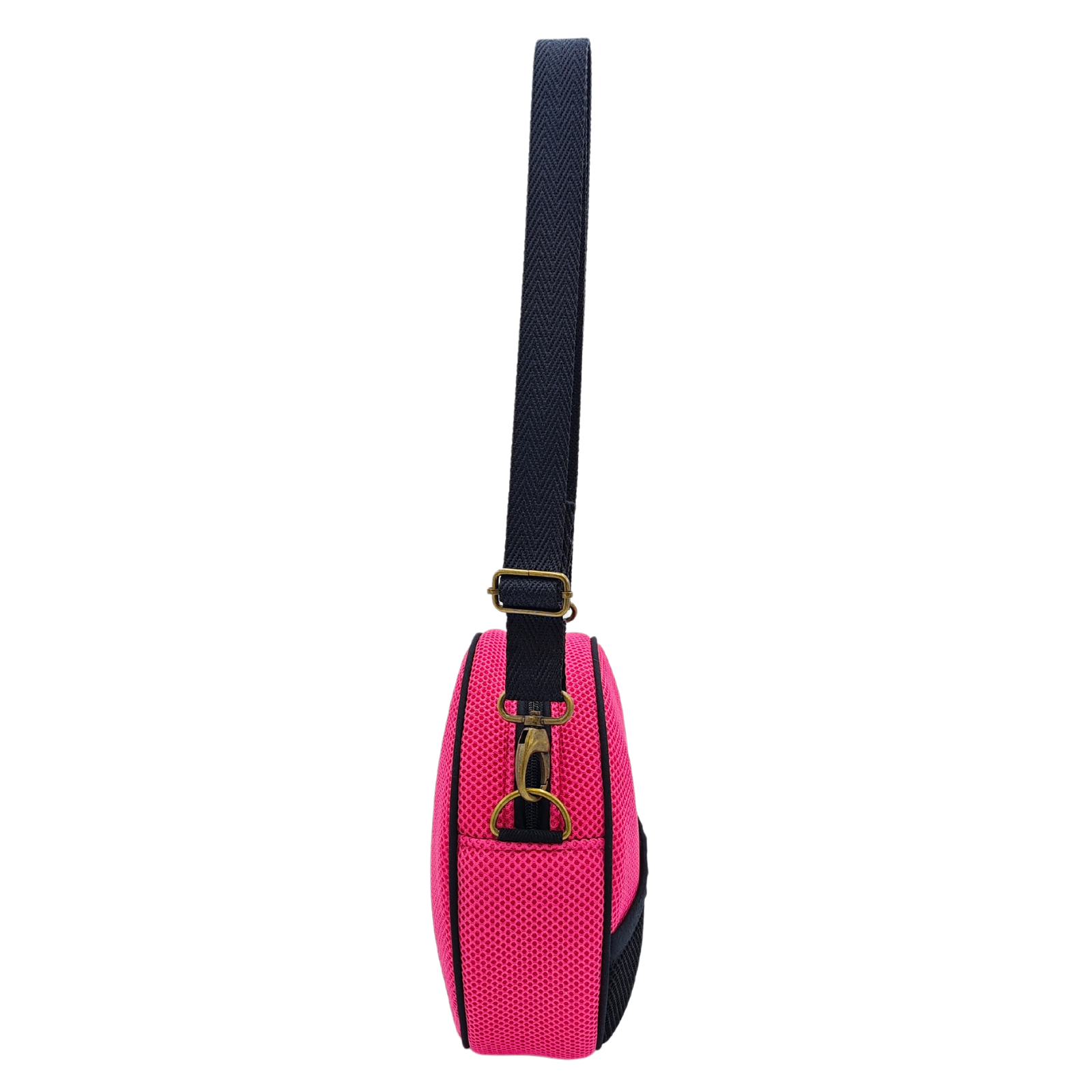 Compra nuestro bolso circular fucsia, hecho a mano con tejido 3D y material reciclado, elaborado artesanalmente por las mujeres del Programa Social de Creadoness.