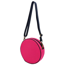 Cargar imagen en el visor de la galería, Compra nuestro bolso circular fucsia, hecho a mano con tejido 3D y material reciclado, elaborado artesanalmente por las mujeres del Programa Social de Creadoness.
