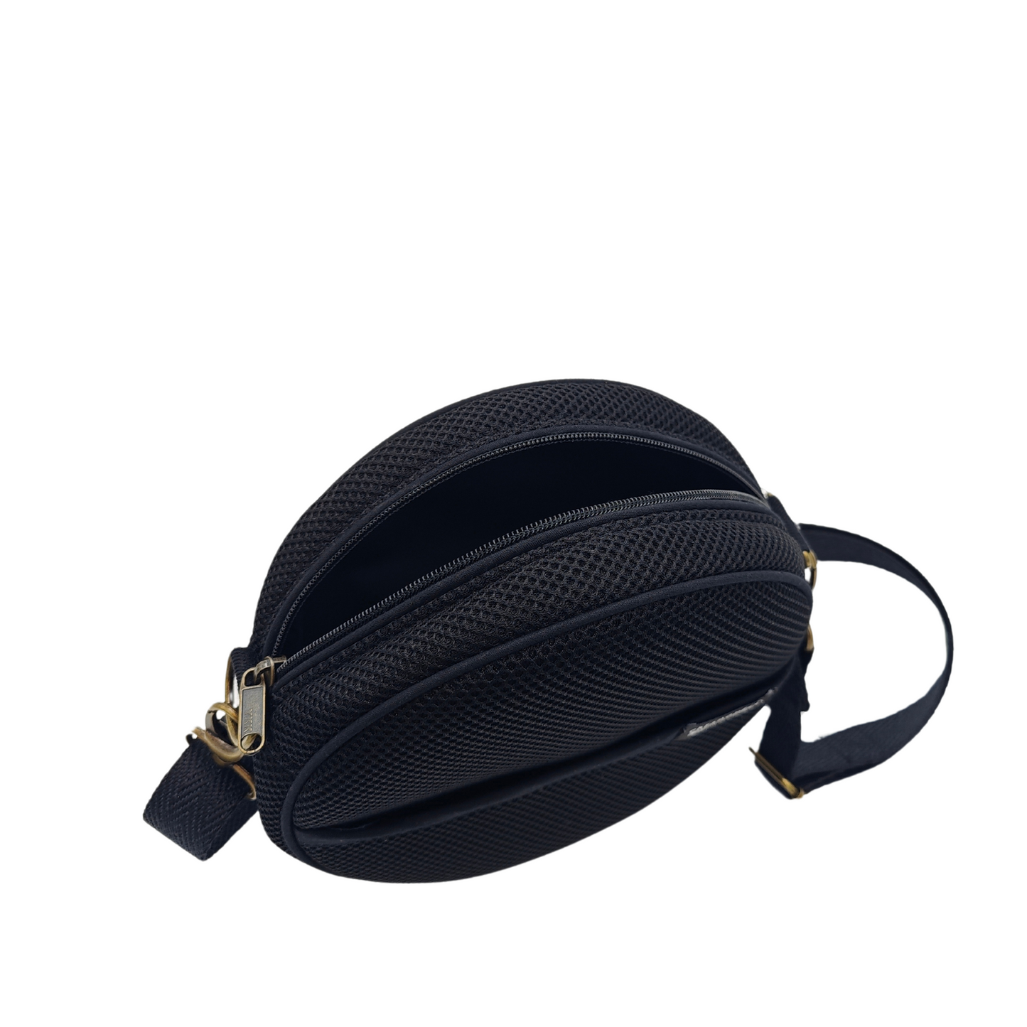Compra nuestro bolso circular negro, hecho a mano con tejido 3D y material reciclado, elaborado artesanalmente por las mujeres del Programa Social de Creadoness.