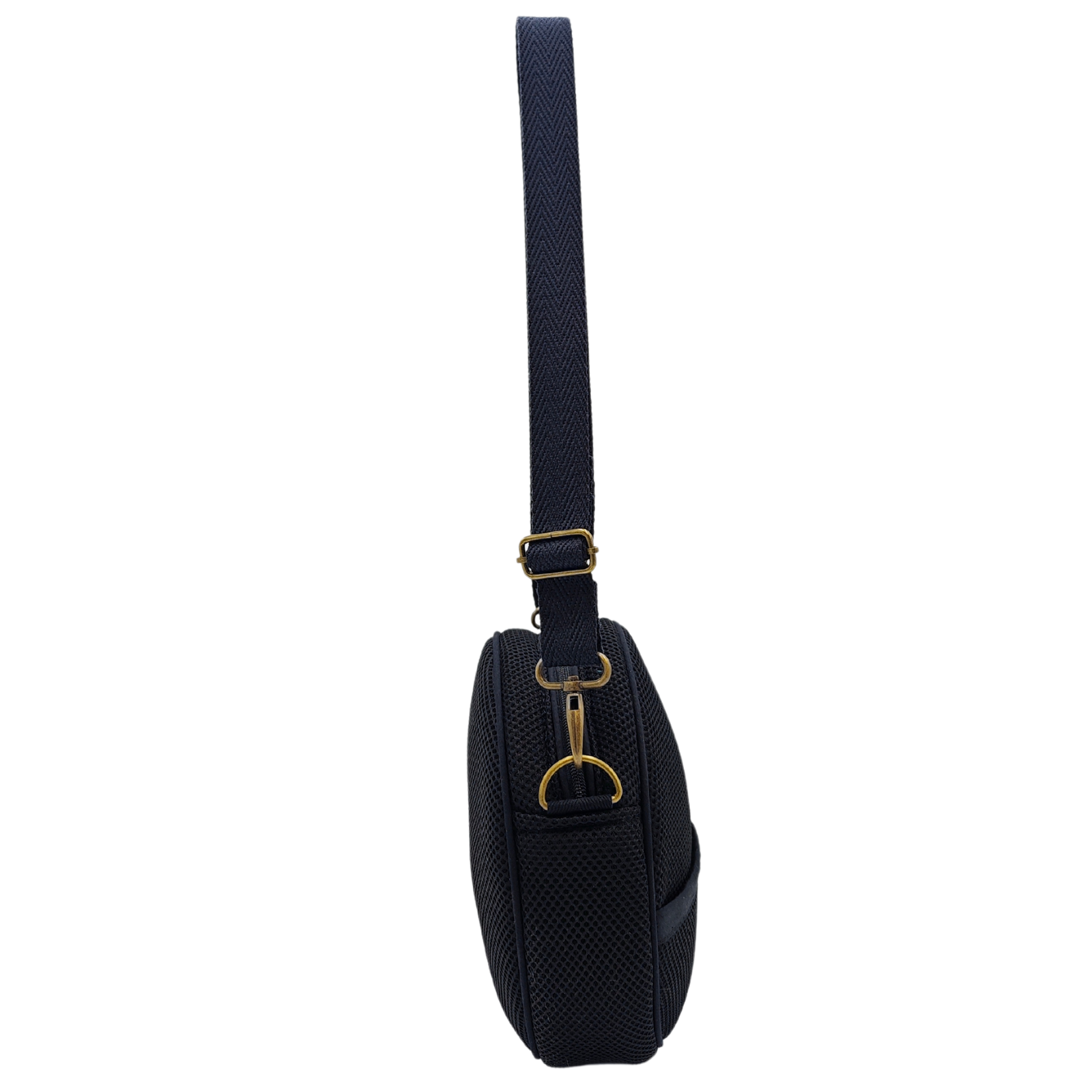 Compra nuestro bolso circular negro, hecho a mano con tejido 3D y material reciclado, elaborado artesanalmente por las mujeres del Programa Social de Creadoness.