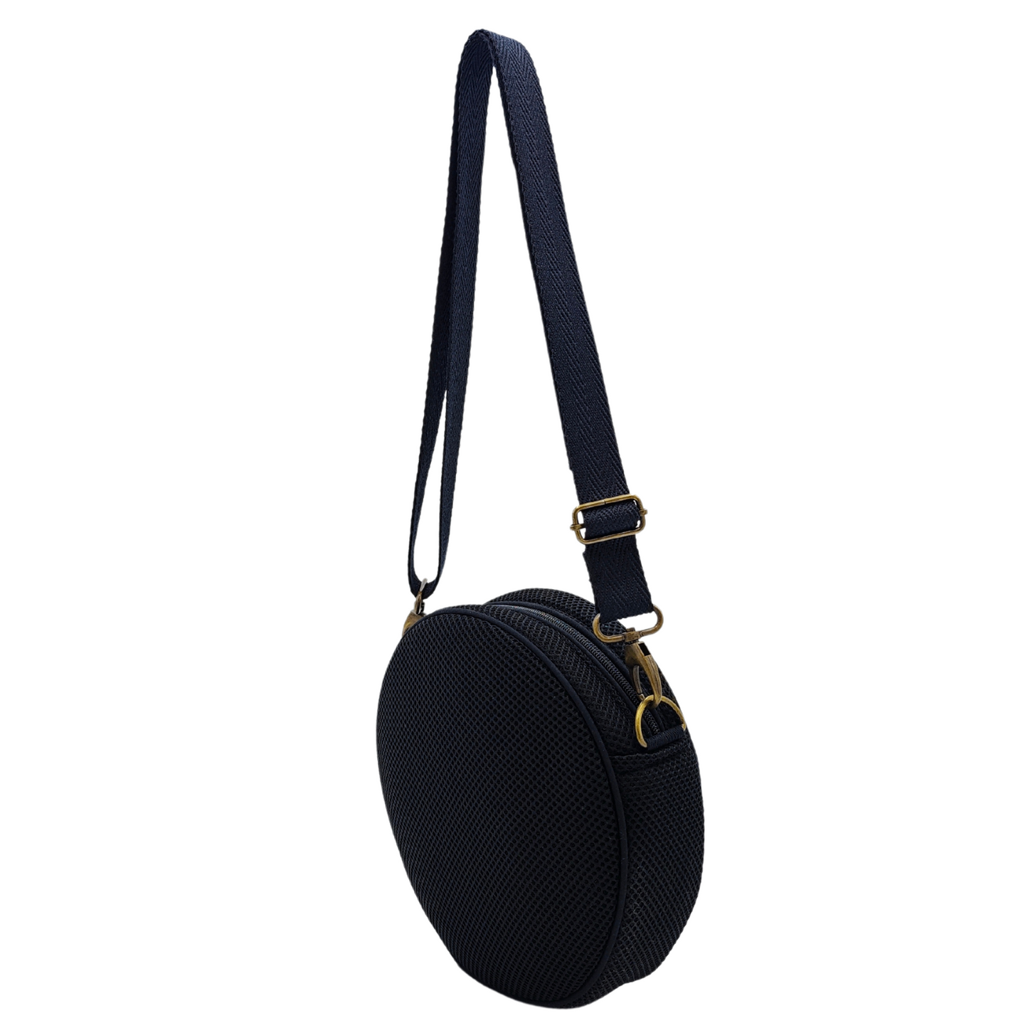 Compra nuestro bolso circular negro, hecho a mano con tejido 3D y material reciclado, elaborado artesanalmente por las mujeres del Programa Social de Creadoness.