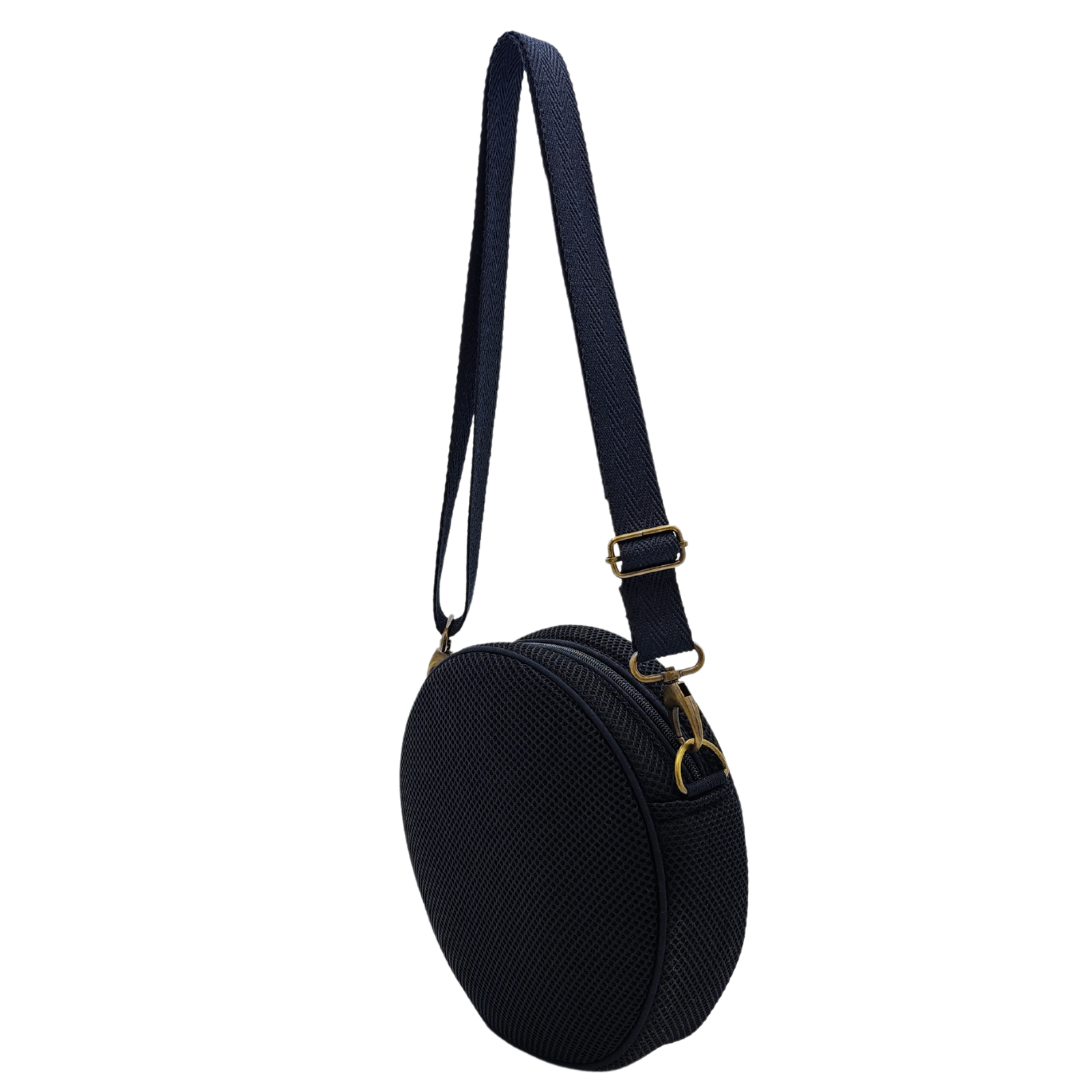 Compra nuestro bolso circular negro, hecho a mano con tejido 3D y material reciclado, elaborado artesanalmente por las mujeres del Programa Social de Creadoness.
