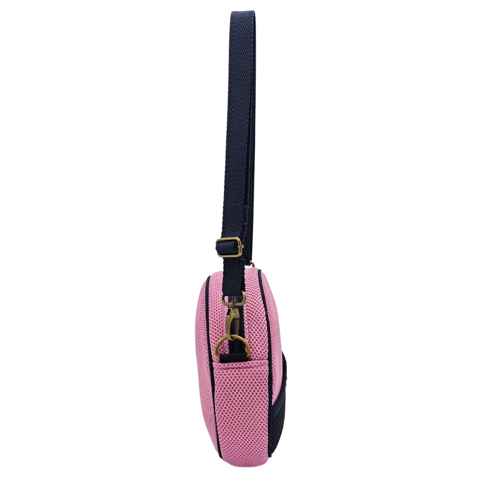 Compra nuestro bolso circular rosa, hecho a mano con tejido 3D y material reciclado, elaborado artesanalmente por las mujeres del Programa Social de Creadoness.