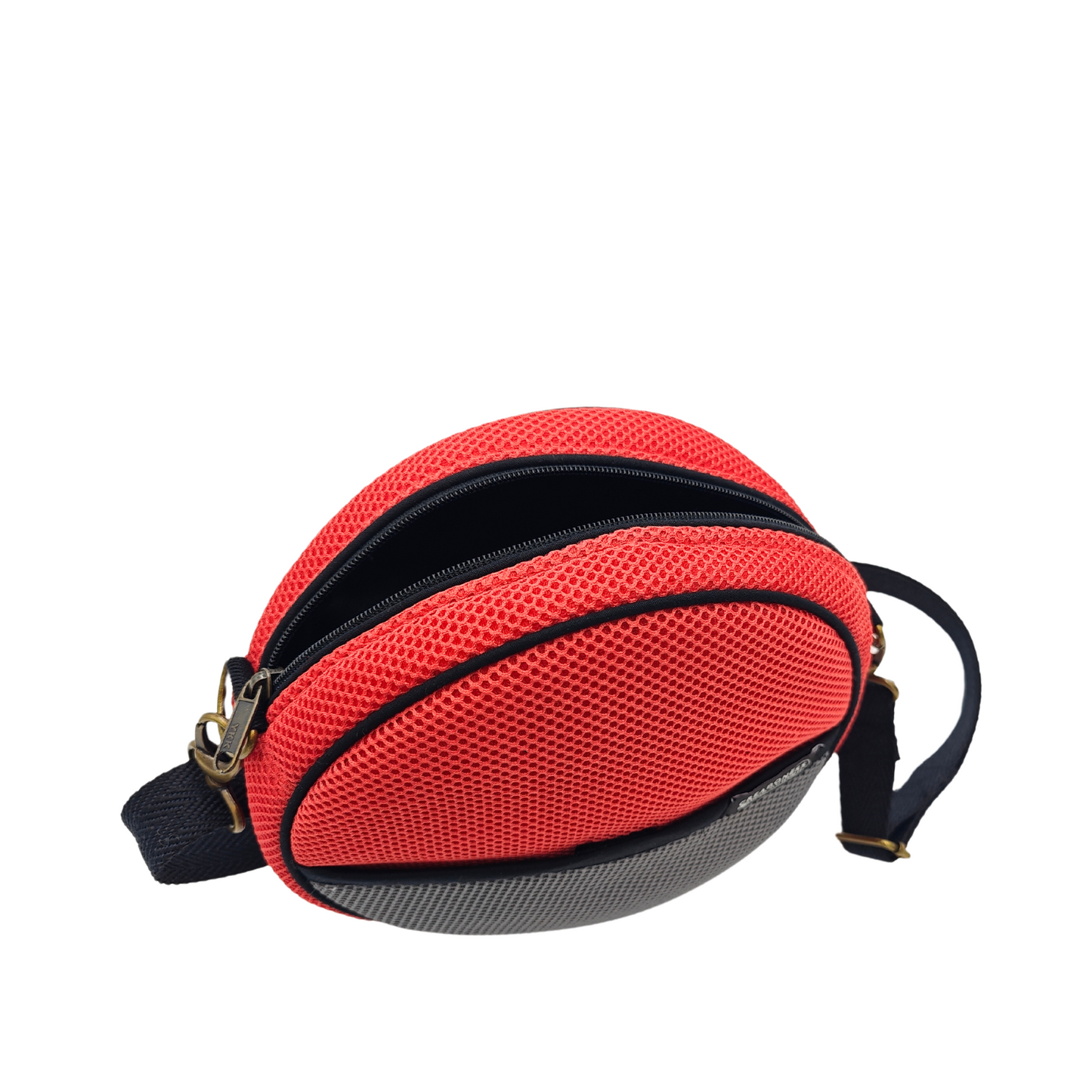 Compra nuestro bolso circular salmón-gris, hecho a mano con tejido 3D y material reciclado, elaborado artesanalmente por las mujeres del Programa Social de Creadoness.