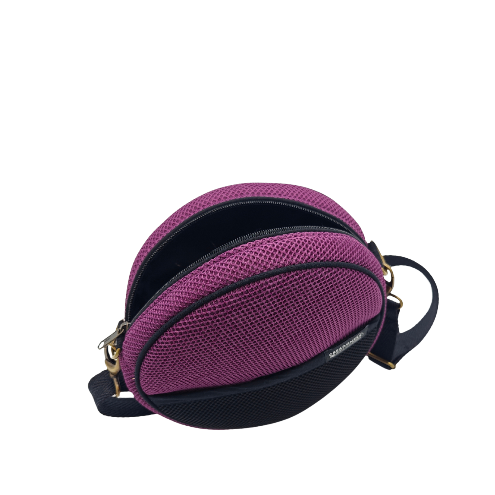 Compra nuestro bolso circular violeta, hecho a mano con tejido 3D y material reciclado, elaborado artesanalmente por las mujeres del Programa Social de Creadoness.