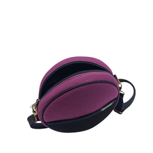 Load image into Gallery viewer, Compra nuestro bolso circular violeta, hecho a mano con tejido 3D y material reciclado, elaborado artesanalmente por las mujeres del Programa Social de Creadoness.
