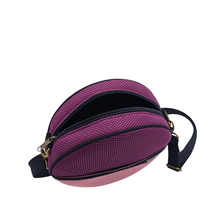 Cargar imagen en el visor de la galería, Compra nuestro bolso circular violeta-rosa, hecho a mano con tejido 3d y material reciclado, elaborado artesanalmente por las mujeres del Programa Social de Creadoness.
