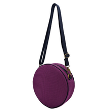 Load image into Gallery viewer, Compra nuestro bolso circular violeta-rosa, hecho a mano con tejido 3D y material reciclado, elaborado artesanalmente por las mujeres del Programa Social de Creadoness.
