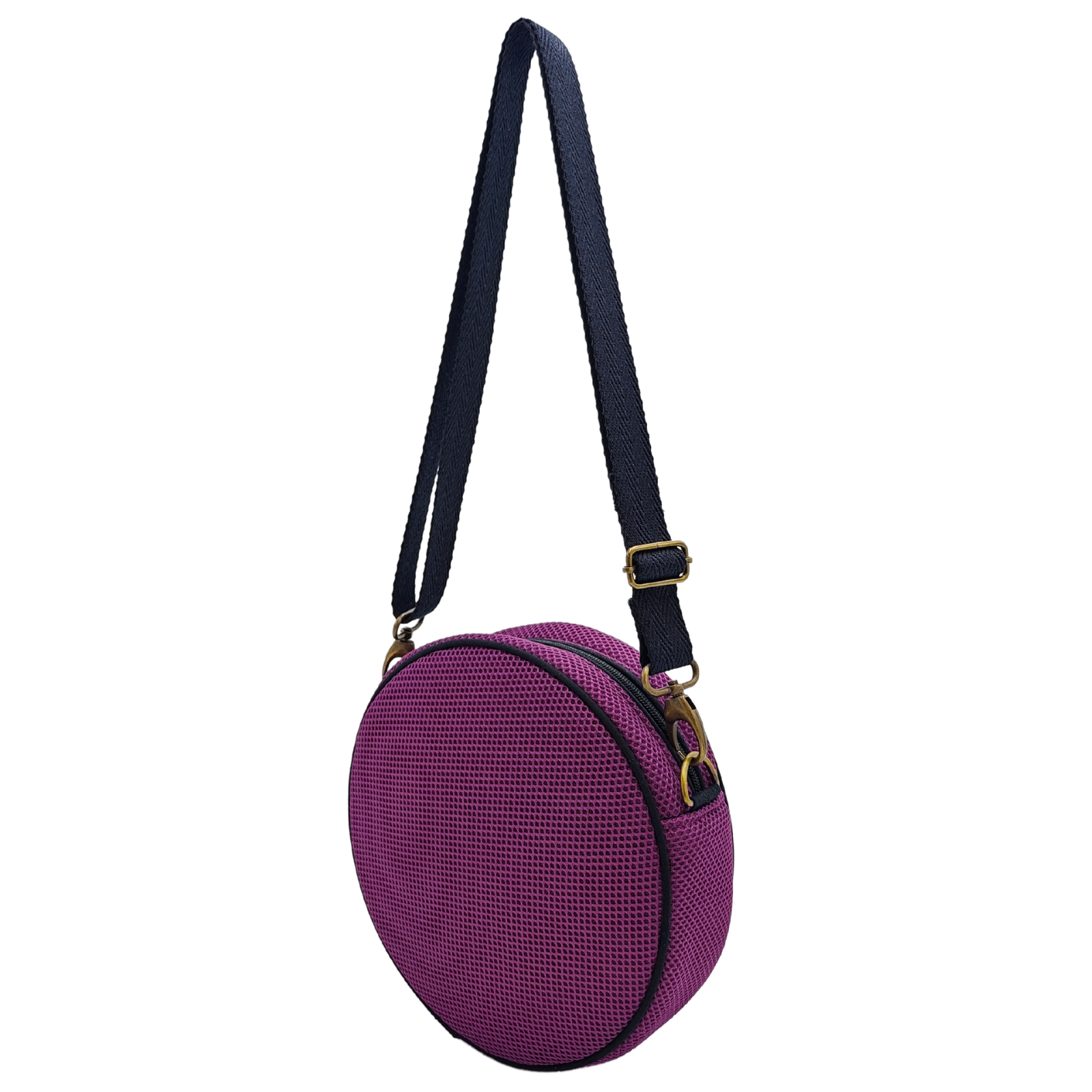 Compra nuestro bolso circular violeta, hecho a mano con tejido 3D y material reciclado, elaborado artesanalmente por las mujeres del Programa Social de Creadoness.