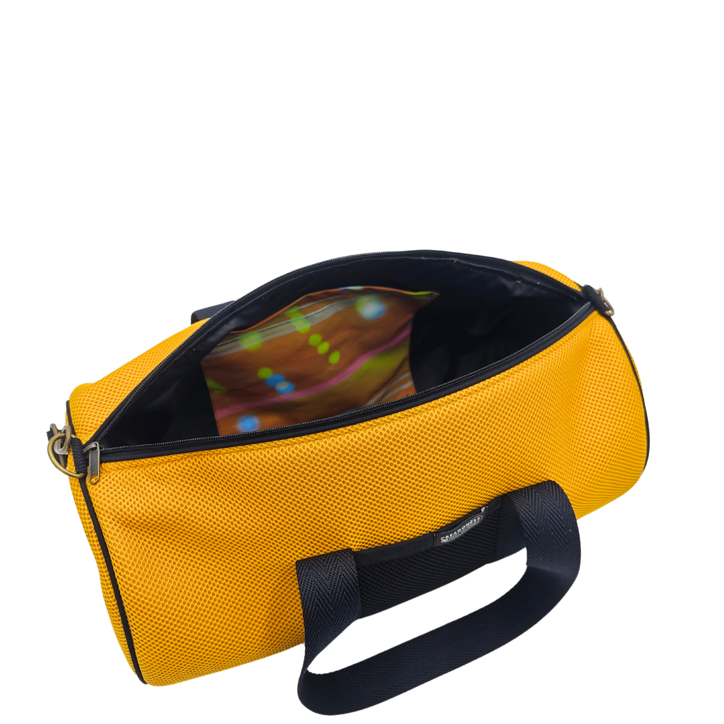 Compra nuestro bolso deportivo amarillo-negro, hecho a mano con tejido 3D y material reciclado, elaborado artesanalmente por las mujeres del Programa Social de Creadoness.