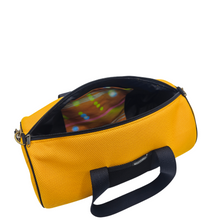 Cargar imagen en el visor de la galería, Compra nuestro bolso deportivo amarillo-negro, hecho a mano con tejido 3D y material reciclado, elaborado artesanalmente por las mujeres del Programa Social de Creadoness.
