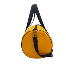 Load image into Gallery viewer, Compra nuestro bolso deportivo amarillo-negro, hecho a mano con tejido 3D y material reciclado, elaborado artesanalmente por las mujeres del Programa Social de Creadoness.
