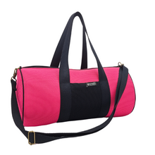 Load image into Gallery viewer, Compra nuestro bolso deportivo fucsia-negro, hecho a mano con tejido 3d y material reciclado, elaborado artesanalmente por las mujeres del Programa Social de Creadoness.
