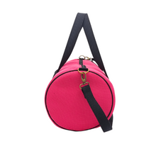 Load image into Gallery viewer, Bolso deportivo fucsia y negro, hecho a mano, sostenible, estilo moderno, marca Creadoness.

