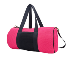 Cargar imagen en el visor de la galería, Compra nuestro bolso deportivo fucsia-negro, hecho a mano con tejido 3d y material reciclado, elaborado artesanalmente por las mujeres del Programa Social de Creadoness.
