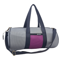 Cargar imagen en el visor de la galería, Compra nuestro bolso deportivo gris-violeta, hecho a mano con tejido 3D y material reciclado, elaborado artesanalmente por las mujeres del Programa Social de Creadoness.
