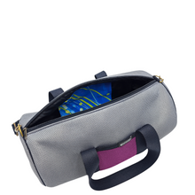 Cargar imagen en el visor de la galería, Compra nuestro bolso deportivo gris-violeta, hecho a mano con tejido 3D y material reciclado, elaborado artesanalmente por las mujeres del Programa Social de Creadoness.
