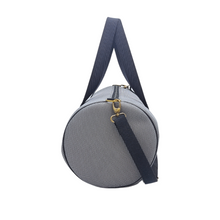 Cargar imagen en el visor de la galería, Compra nuestro bolso deportivo gris-violeta, hecho a mano con tejido 3d y material reciclado, elaborado artesanalmente por las mujeres del Programa Social de Creadoness.
