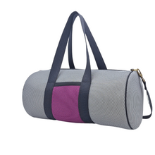 Cargar imagen en el visor de la galería, Compra nuestro bolso deportivo gris-violeta, hecho a mano con tejido 3d y material reciclado, elaborado artesanalmente por las mujeres del Programa Social de Creadoness.
