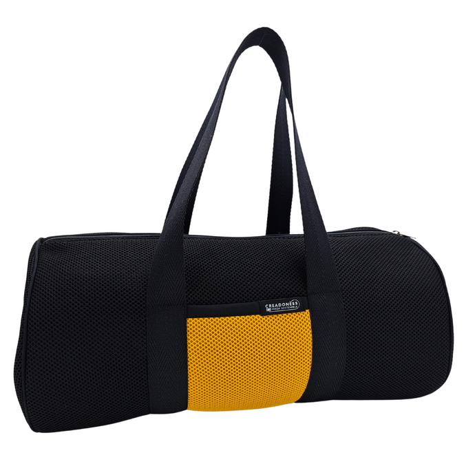 Compra nuestro bolso deportivo negro-amarillo, hecho a mano con tejido 3D y material reciclado, elaborado artesanalmente por las mujeres del Programa Social de Creadoness.