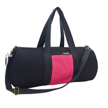 Load image into Gallery viewer, Compra nuestro bolso deportivo salmon-gris, hecho a mano con tejido 3D y material reciclado, elaborado artesanalmente por las mujeres del Programa Social de Creadoness.
