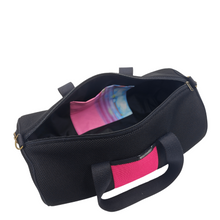 Load image into Gallery viewer, Compra nuestro bolso deportivo negro-fucsia, hecho a mano con tejido 3D y material reciclado, elaborado artesanalmente por las mujeres del Programa Social de Creadoness.
