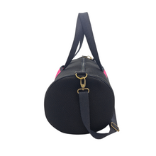 Load image into Gallery viewer, Compra nuestro bolso deportivo negro-fucsia, hecho a mano con tejido 3D y material reciclado, elaborado artesanalmente por las mujeres del Programa Social de Creadoness.
