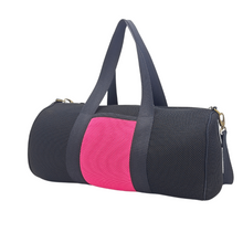 Load image into Gallery viewer, Compra nuestro bolso deportivo negro-fucsia, hecho a mano con tejido 3D y material reciclado, elaborado artesanalmente por las mujeres del Programa Social de Creadoness.
