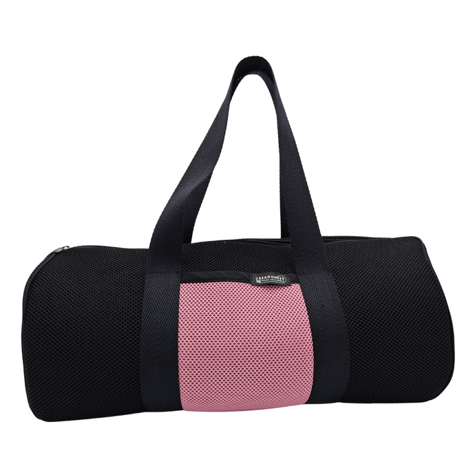 Compra nuestro bolso deportivo negro-rosa, hecho a mano con tejido 3D y material reciclado, elaborado artesanalmente por las mujeres del Programa Social de Creadoness.