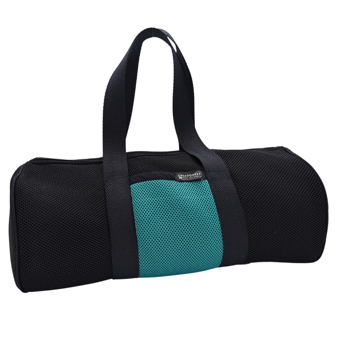 Compra nuestro bolso deportivo negro-verde, hecho a mano con tejido 3D y material reciclado, elaborado artesanalmente por las mujeres del Programa Social de Creadoness.