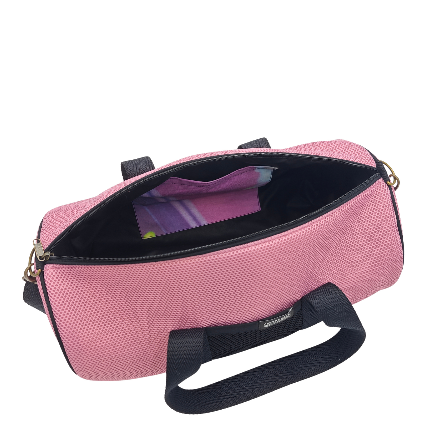 Compra nuestro bolso deportivo rosa-negro, hecho a mano con tejido 3D y material reciclado, elaborado artesanalmente por las mujeres del Programa Social de Creadoness.