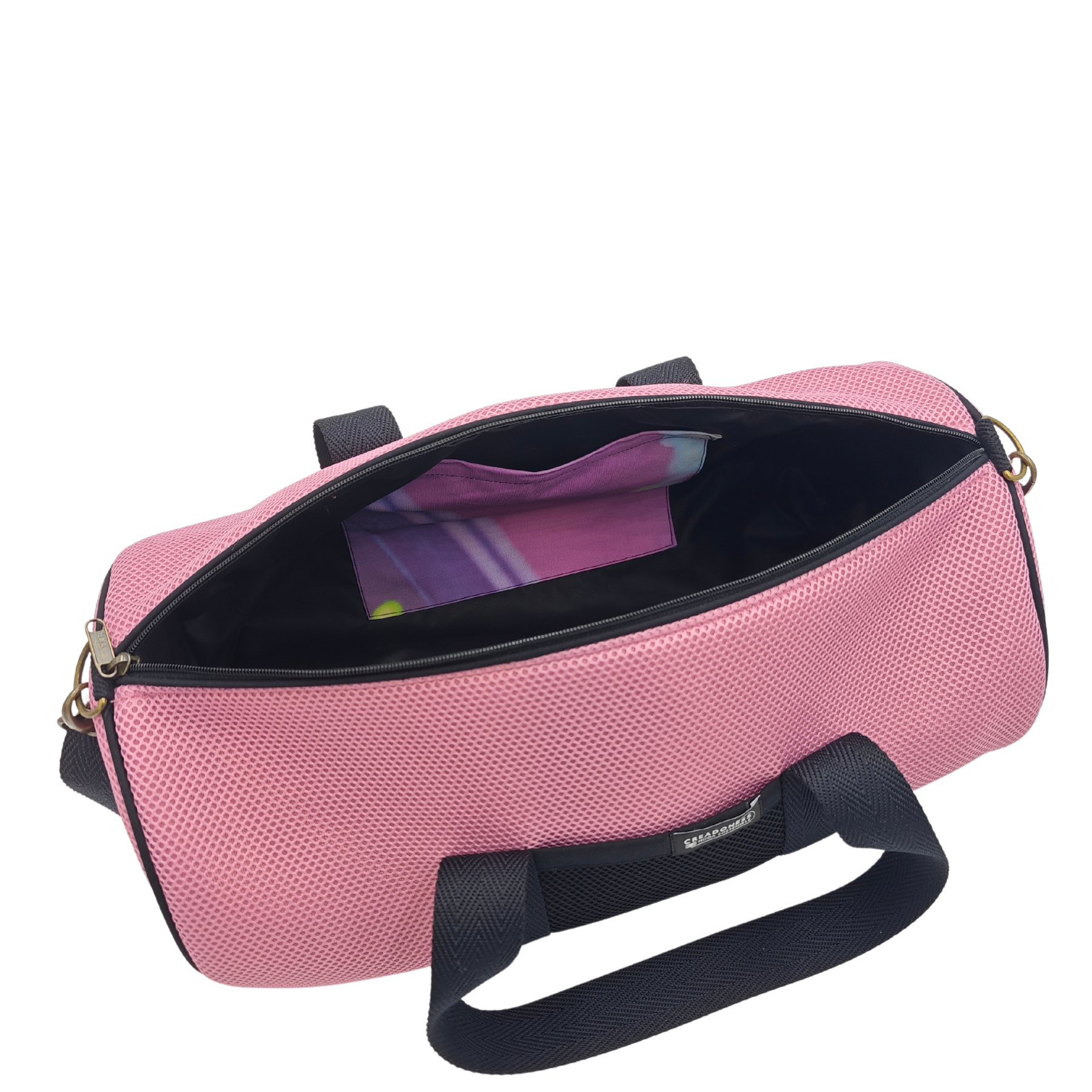 Compra nuestro bolso deportivo rosa-negro, hecho a mano con tejido 3D y material reciclado, elaborado artesanalmente por las mujeres del Programa Social de Creadoness.