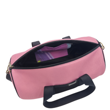 Cargar imagen en el visor de la galería, Compra nuestro bolso deportivo rosa-negro, hecho a mano con tejido 3D y material reciclado, elaborado artesanalmente por las mujeres del Programa Social de Creadoness.
