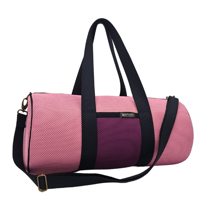 Compra nuestro bolso deportivo rosa-violeta, hecho a mano con tejido 3d y material reciclado, elaborado artesanalmente por las mujeres del Programa Social de Creadoness.