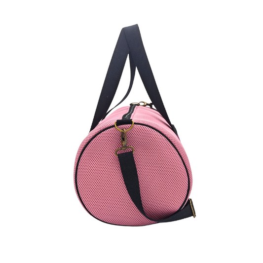 Compra nuestro bolso deportivo rosa-violeta, hecho a mano con tejido 3D y material reciclado, elaborado artesanalmente por las mujeres del Programa Social de Creadoness.