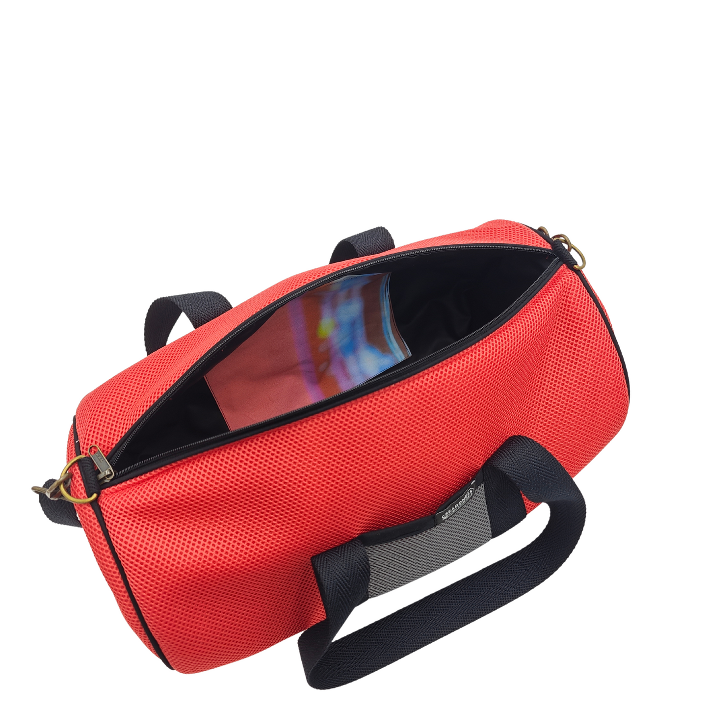 Compra nuestro bolso deportivo salmon-gris, hecho a mano con tejido 3D y material reciclado, elaborado artesanalmente por las mujeres del Programa Social de Creadoness.