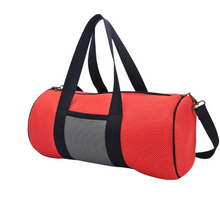 Cargar imagen en el visor de la galería, Compra nuestro bolso deportivo salmon-gris, hecho a mano con tejido 3D y material reciclado, elaborado artesanalmente por las mujeres del Programa Social de Creadoness.
