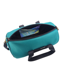 Cargar imagen en el visor de la galería, Compra nuestros bolso deportivo verde-negro, hechos a mano con tejido 3d y material reciclado, elaborado artesanalmente por las mujeres del Programa Social de Creadoness.
