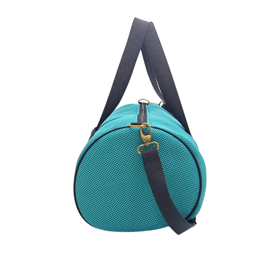 Compra nuestros bolso deportivo verde-negro, hechos a mano con tejido 3D y material reciclado, elaborado artesanalmente por las mujeres del Programa Social de Creadoness.