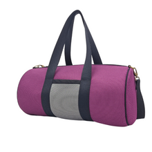 Load image into Gallery viewer, Compra nuestro bolso deportivo violeta-negro, hecho a mano con tejido 3D y material reciclado, elaborado artesanalmente por las mujeres del Programa Social de Creadoness.
