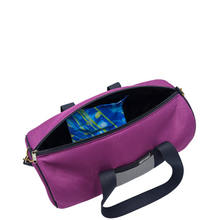 Load image into Gallery viewer, Compra nuestro bolso deportivo violeta-negro, hecho a mano con tejido 3d y material reciclado, elaborado artesanalmente por las mujeres del Programa Social de Creadoness.
