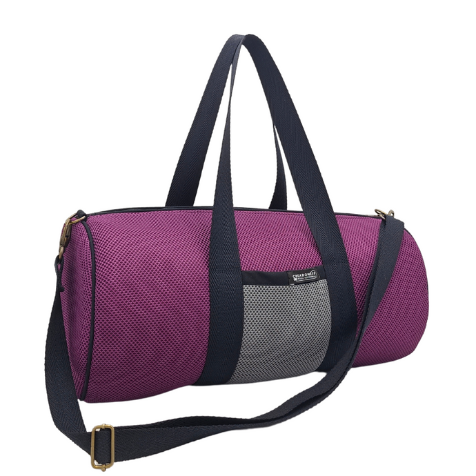 Compra nuestro bolso deportivo violeta-negro, hecho a mano con tejido 3D y material reciclado, elaborado artesanalmente por las mujeres del Programa Social de Creadoness.