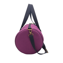 Load image into Gallery viewer, Compra nuestro bolso deportivo violeta-negro, hecho a mano con tejido 3D y material reciclado, elaborado artesanalmente por las mujeres del Programa Social de Creadoness.
