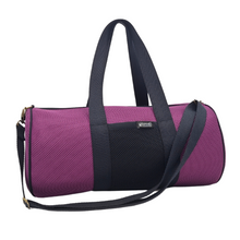 Load image into Gallery viewer, Compra nuestro bolso deportivo violeta-negro, hechos a mano con tejido 3d y material reciclado, elaborado artesanalmente por las mujeres del Programa Social de Creadoness.
