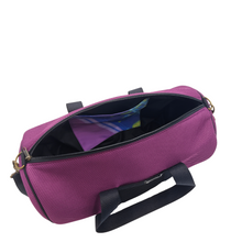 Load image into Gallery viewer, Compra nuestro bolso deportivo violeta-negro, hechos a mano con tejido 3d y material reciclado, elaborado artesanalmente por las mujeres del Programa Social de Creadoness.
