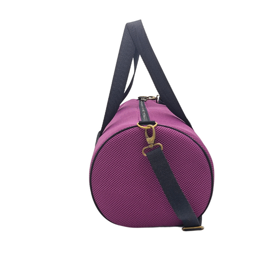 Compra nuestro bolso deportivo violeta-negro, hechos a mano con tejido 3D y material reciclado, elaborado artesanalmente por las mujeres del Programa Social de Creadoness.