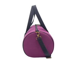 Load image into Gallery viewer, Compra nuestro bolso deportivo violeta-negro, hechos a mano con tejido 3d y material reciclado, elaborado artesanalmente por las mujeres del Programa Social de Creadoness.
