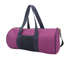 Load image into Gallery viewer, Compra nuestro bolso deportivo violeta-negro, hechos a mano con tejido 3d y material reciclado, elaborado artesanalmente por las mujeres del Programa Social de Creadoness.
