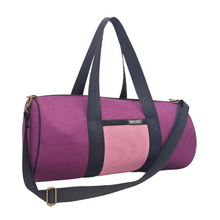 Cargar imagen en el visor de la galería, Compra nuestro bolso deportivo violeta-negro, hechos a mano con tejido 3d y material reciclado, elaborado artesanalmente por las mujeres del Programa Social de Creadoness.
