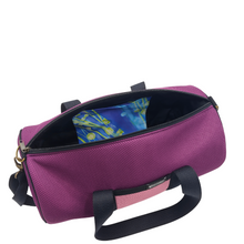 Cargar imagen en el visor de la galería, Compra nuestro bolso deportivo violeta-rosa, hechos a mano con tejido 3d y material reciclado, elaborado artesanalmente por las mujeres del Programa Social de Creadoness.
